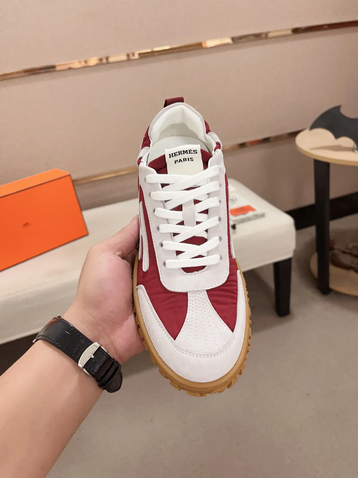 Men's men's shoes 💰: 720💰 Hermes top version # Couple style 💏 24ss casual sneakers Suede goatskin sneakers decorated with contrasting patterns and iconic "H" details, beautifully packaged at the delivery counter 🛍📦 Fabric: suede + cowhide Lining: mixed sheep lining Outsole: original TPU Bottom thickness: 2CM Size: 35-44